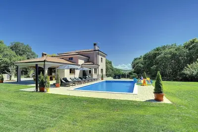 Image de Superbe villa près de Rovinj avec piscine privée, tennis de table, billard