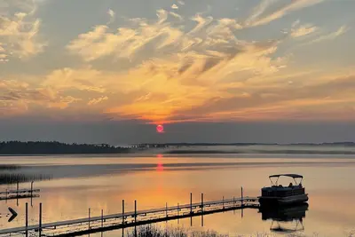 Image de Belle maison sur le lac avec des équipements de villégiature