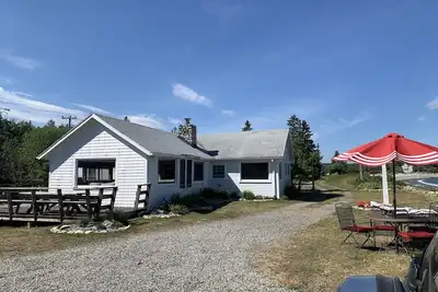 Image de Owl's Head Maine Beachfront Cottage avec une magnifique plage de sable et une vue imprenable