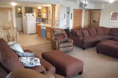 Image de Hideaway spacieux à seulement 1 mile de Usafa-Parfait pour se détendre avec votre cadet!