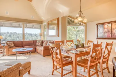 Image de Condo privé de trois chambres avec vue sur la rivière à Bend avec foyer au gaz et bain à remous