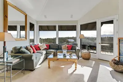 Image de Condo privé de trois chambres avec vue sur la rivière à Bend avec foyer au gaz et bain à remous