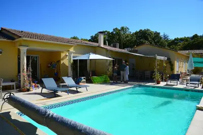 Image de Villa confortable, piscine chauffée au grand calme, hors lotissement