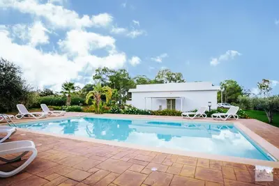 Image de Propriété moderne avec piscine privée, jardin, Wi-Fi, terrasse, barbecue, Ac