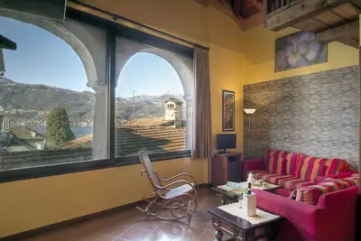 Image de Appartement Romantique De Charme Vue Sur Le Lac À PROXIMITÉ Du Lac / CARRÉ / Maison De Ville