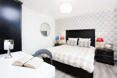 Image de Near Paris \/ Parking \/ 4 Bdr \/ 2 Br \/ Air conditionning