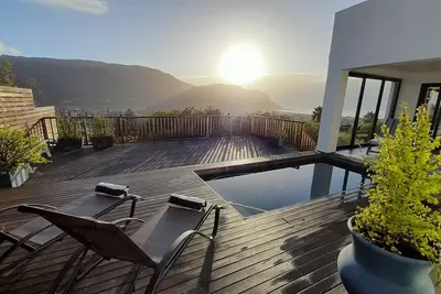 Image de Une superbe propriété moderne donnant sur False Bay, Cape Town, Afrique du Sud.