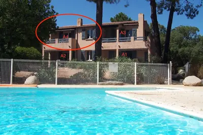 Image de Appartement pour 2 à 4 personnes avec très grande piscine et jardin, plage 900m