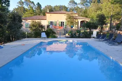 Image de Grand mas provençal de 250 m2 avec piscine et jardin arboré