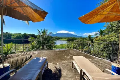 Spectacular Island Retreat avec piscine et tennis niché dans un cadre tropical.