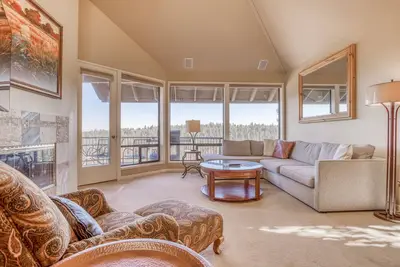 Image de Condo privé de trois chambres avec vue sur la rivière à Bend avec foyer au gaz et bain à remous
