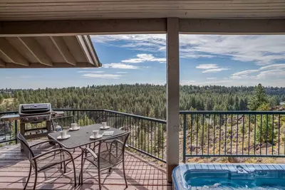 Image de Condo privé de trois chambres avec vue sur la rivière à Bend avec foyer au gaz et bain à remous