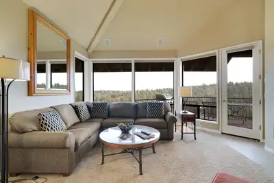 Image de Condo privé de trois chambres avec vue sur la rivière à Bend avec foyer au gaz et bain à remous