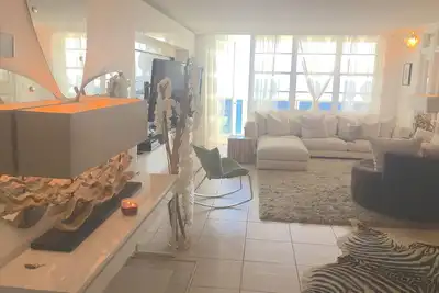 Tomber Amoureux! Vue directe sur l'océan 60 'wrap autour de balcon face à la plage!