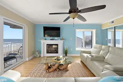 Image de Condo de luxe en bord de mer de 2 chambres avec WiFi gratuit situé dans le centre-ville et à quelques pas de la plage!