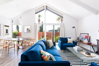 Image de Juste à côté de la plage | Terrasse sur le toit | Bungalow récemment rénové ❤ by AvantStay