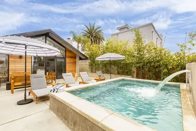 Image de Étapes 2 Beach! | Terrasse sur le toit | Bungalow récemment rénové ❤ by AvantStay