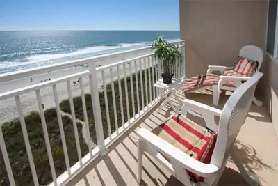 Image de Oceanfront Resort avec piscine intérieure chauffée et grand bain à remous; Près de tout.