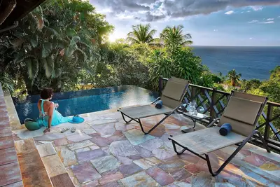 Lounge dans votre piscine privée à débordement | Villa avec vue sur l'océan!