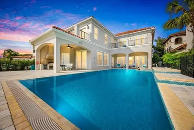 Image de Maison de 5 chambres à coucher Beverly Hills à la Réunion La plus grande piscine, salle de cinéma et salle de jeux