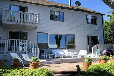 Image de Spacieux, impeccable 5 Br, 4 salles de bain avec vue sur la baie et le coucher du soleil, familial