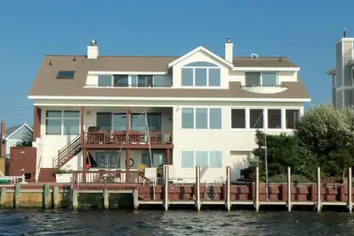 Image de Bayfront maison de luxe avec piscine / coucher de soleil spectaculaire