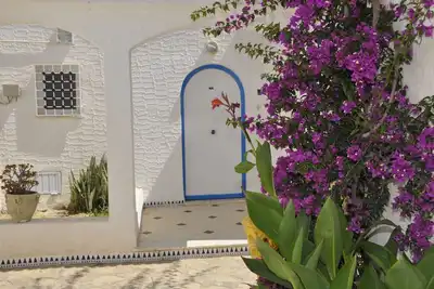 Image de notre bungalow est gardée situé ala rue de nevers en face de l'hotel miramar