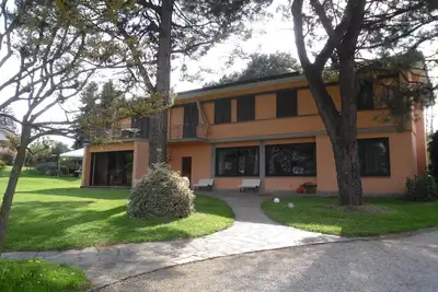 Image de Élégante villa entourée d'un grand jardin à la disposition des clients