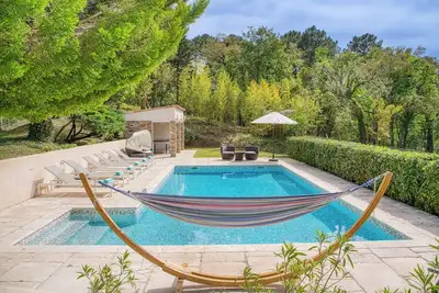 Image de Villa de luxe, à proximité de St. Tropez avec piscine chauffée, de vastes terres et A \/ C