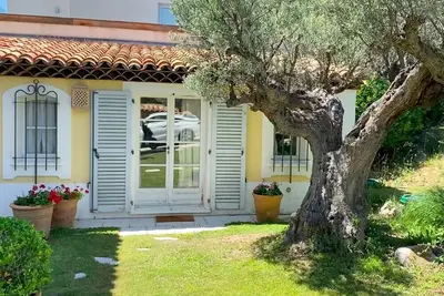 Studio de Qualité, dans Bastide Provençale, vue Mer et Piscine, Cassis