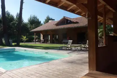 Image de Maison traditionnelle en bois avec pisc chauffée+pool-house à Moliets-