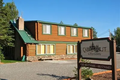 Image de Absaroka Cabin, peut accueillir jusqu'à 16 personnes, à 5 pâtés de maisons de l'entrée ouest de Yellowstone.