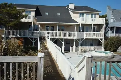 Image de Grand Oceanfront Accueil Communauté en privé avec piscine privée