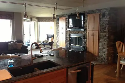 Image de Magnifique condo en bord de mer du lac Chelan, à seulement 3 pâtés de maisons du centre-ville de Chelan