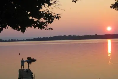 Image de Maison au bord du lac, 60 pi. Dock, Great Sunsets, Internet, Walk to Ladds Marina