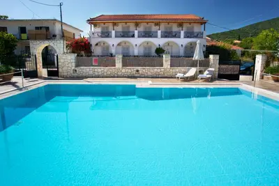 Image de Appartements / Studios avec Piscine Commune, Vues sur la Mer et la Montagne