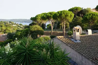 Image de Belle maison de 2 chambres avec terrasse et vue sur la mer