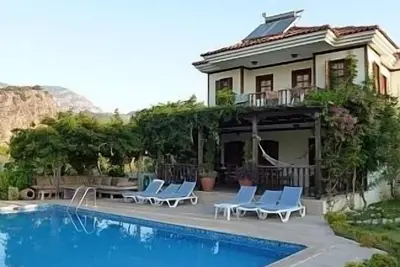 Image de Villa avec piscine privée, jardins et vue sur la montagne