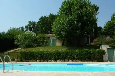 Image de Maison avec piscine dans un quartier calme et champêtre. Meublé  3*