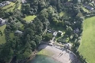 Image de Fishermans Cottage avec la plage à sa porte
