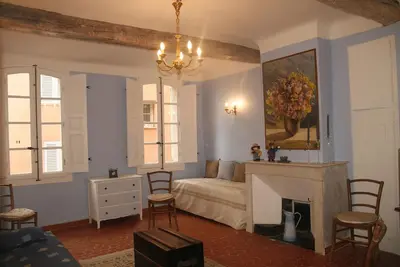 Image de Maison typique provençale avec studio en plein centre du village de Callas