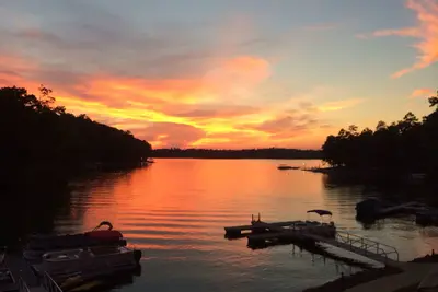 Image de Face au lac, sortie au rez-de-chaussée, vue au coucher du soleil, fond dédié, superbe piscine