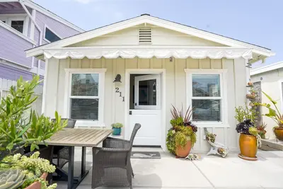 Image de Cottage propre pour 2, très bien situé! Grand patio, câble, WiFi, grill - Valeur!