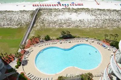 Image de Belle Beachfront- La plus grande piscine- Service de plage fourni par le nouveau vendeur! !