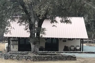 Image de Dortoir pittoresque et rustique dans un ranch de chevaux de 25 hectares.