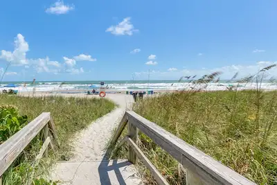 Image de Joyau contemporain à Wellington Condominium avec une vue sur l'océan de Cocoa Beach
