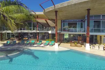 Image de Villa moderne tropicale. Parfait pour les groupes et les événements. Propre gymnase et cinéma.