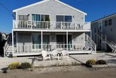 Image de À quelques pas de la plage privée, 2 chambres spacieuses, laveuse et sécheuse, animaux acceptés!
