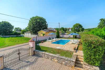 Image de Villa avec 4 chambres, pour 10 personnes, piscine, grande cour
