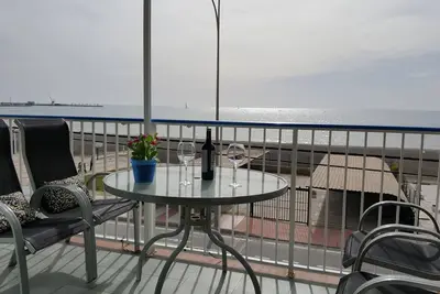 Image de Appartement lumineux avec terrasse face Ă la mer
